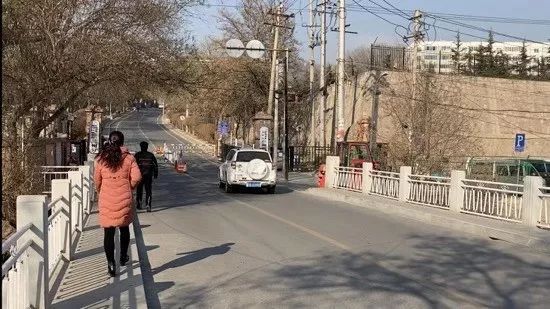 12月12日，行人从兽研所外走过。新京报记者 庞礴