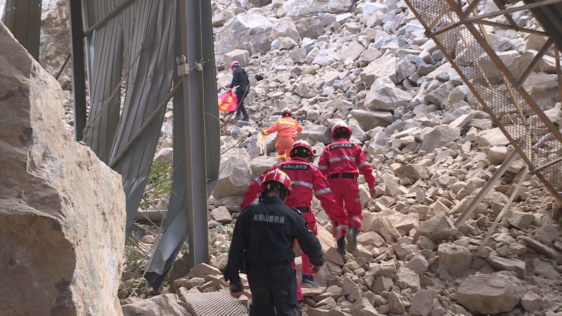  救援人员进入塌方现场进行搜救。受访者供图
