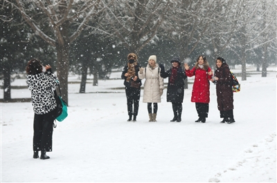 天坛公园,游客在雪景中拍照留念。 新京报记者 王飞 摄