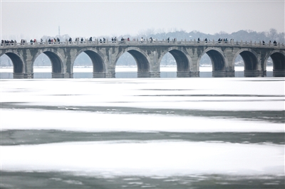 颐和园,昆明湖上盖着白雪,十七孔桥游客如织。新京报记者 郑新洽 摄