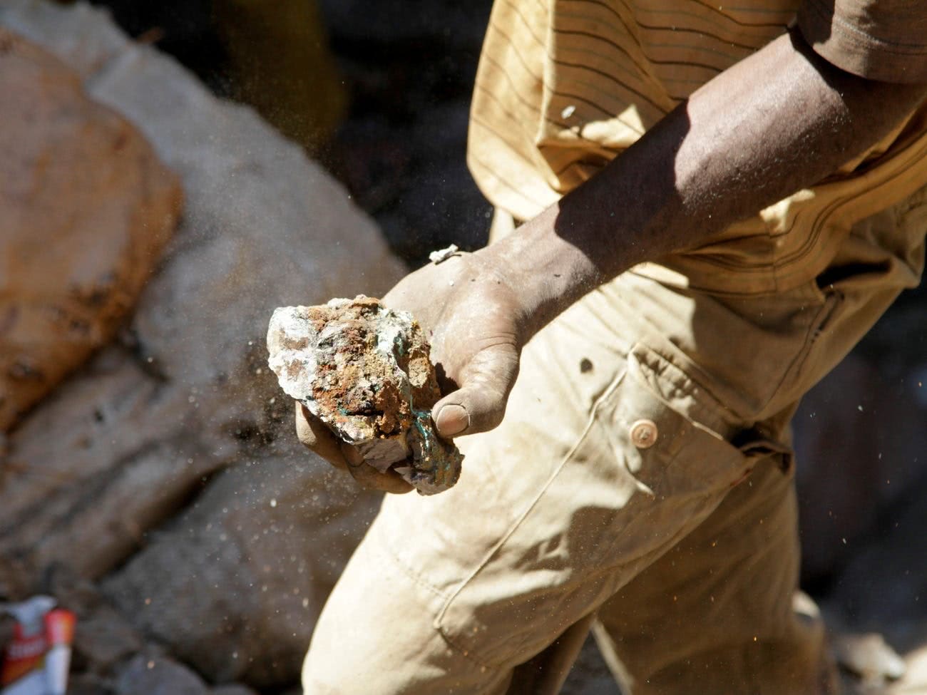 　被徒手带出刚果金科卢韦齐的矿场的钴矿原石 图自 路透社