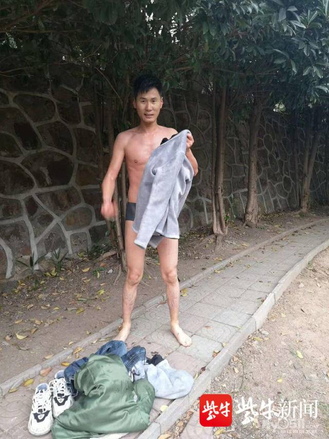 女子散步不慎跌落大运河 快递小哥脱衣冰水中救