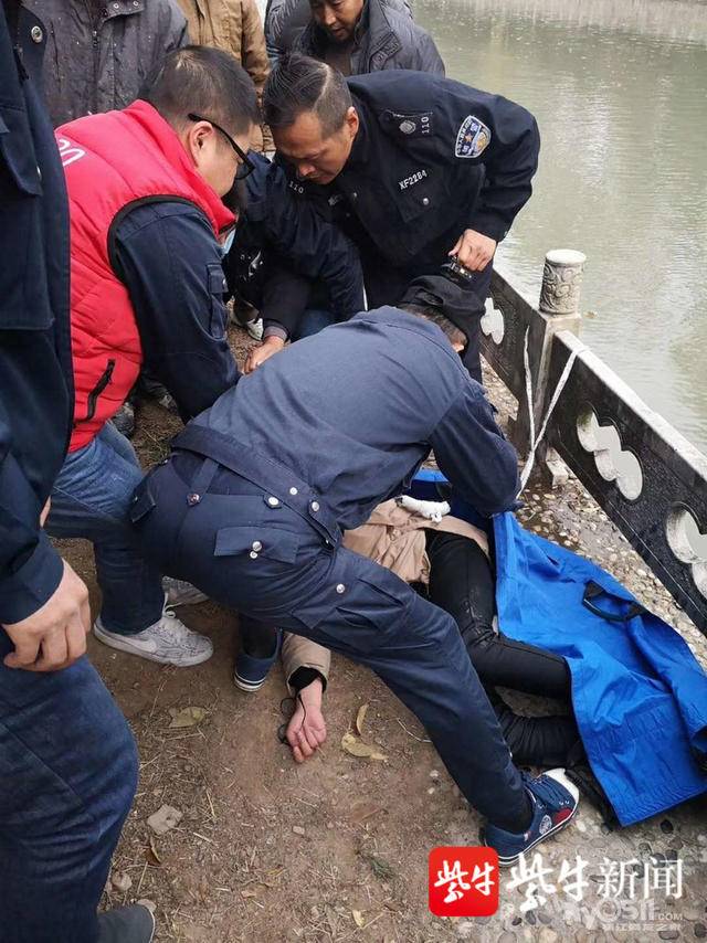 女子散步不慎跌落大运河 快递小哥脱衣冰水中救