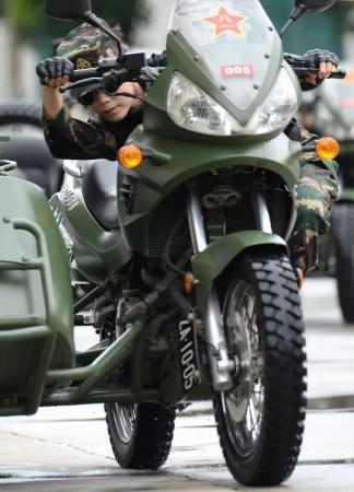 驻澳门部队骑摩托女兵秀特技 翻斗一侧轮胎离地