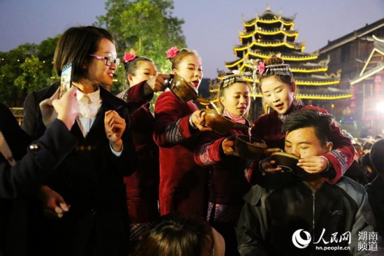 怀化万名游客过侗年 体验侗族民俗文化