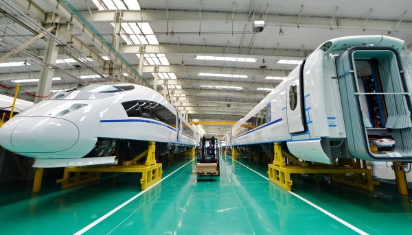  資料圖：工人在中車(chē)唐山公司總裝車(chē)間內(nèi)運(yùn)輸物資（新華社）