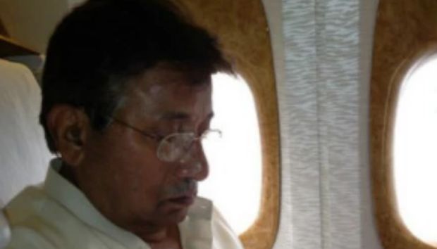 穆沙拉夫搭乘飞机回国。图源:BBC