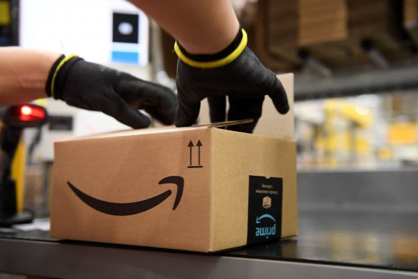 資料圖片:亞馬遜公司的員工正在包裝商品(新華社/法新)
