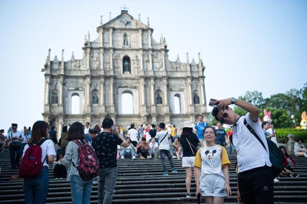 10月8日,人们在澳门大三巴牌坊前游览。新华社 图
