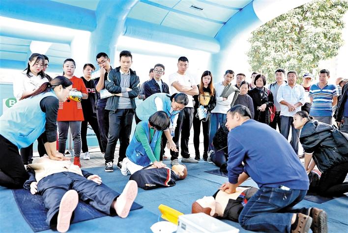 市民现场体验应急避险救护