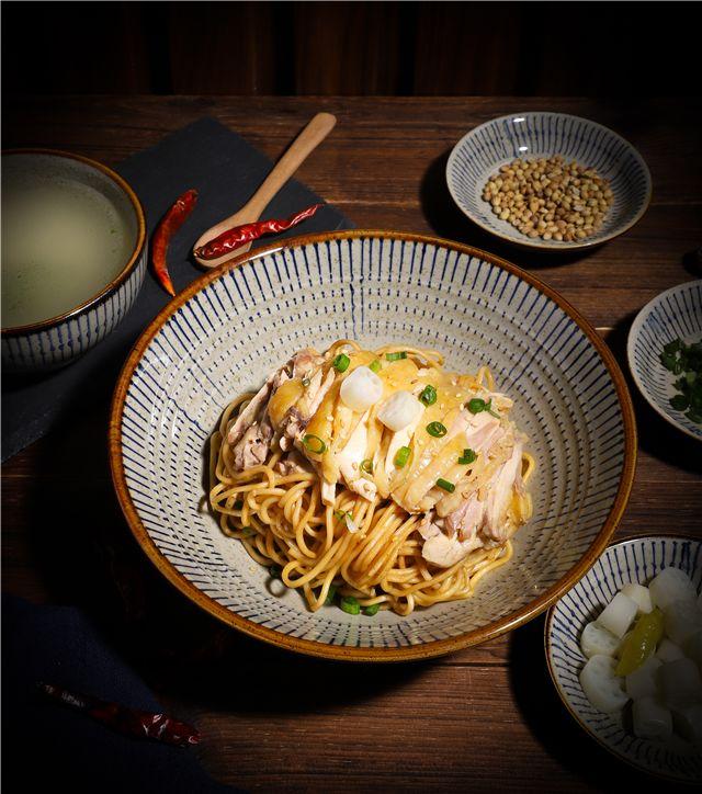 沉寂了几个月的大大碗面馆,如今重出江湖,碗比脸大3圈