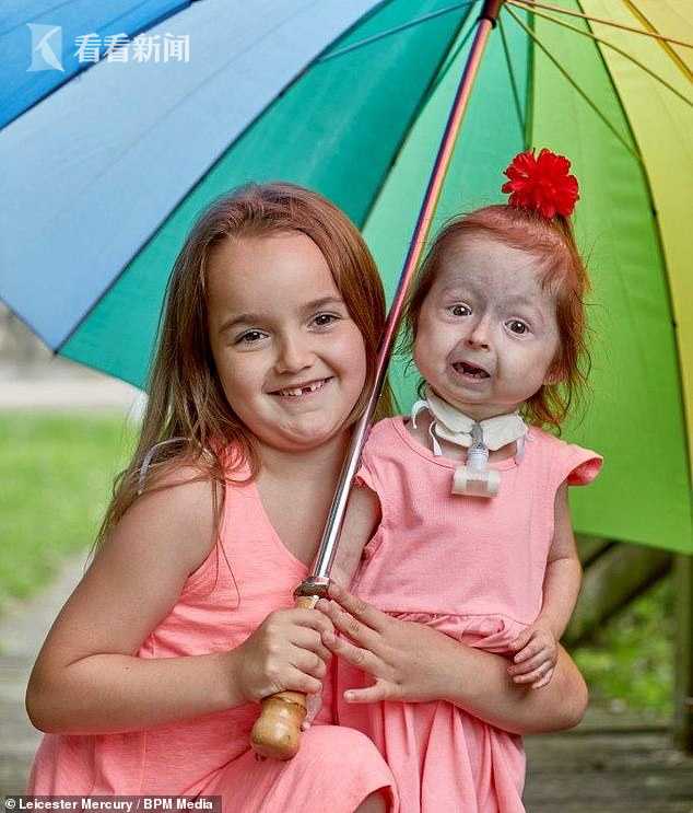  伊斯拉与7岁的姐姐