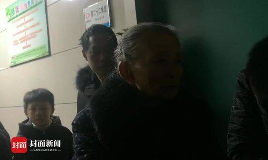 杉木树煤矿46岁掘进队员获救 亲友都在病房外等