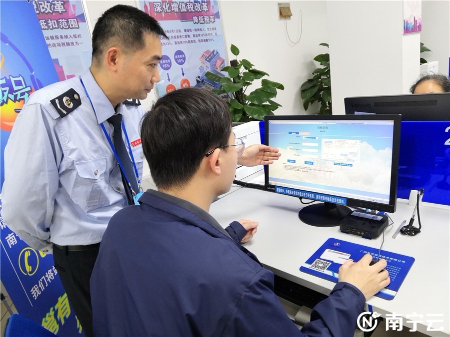 南宁市兴宁区税务局大厅电子办税区工作人员在指导纳税人登录无纸化退税网站申请留抵退税。通讯员 颜茸 摄