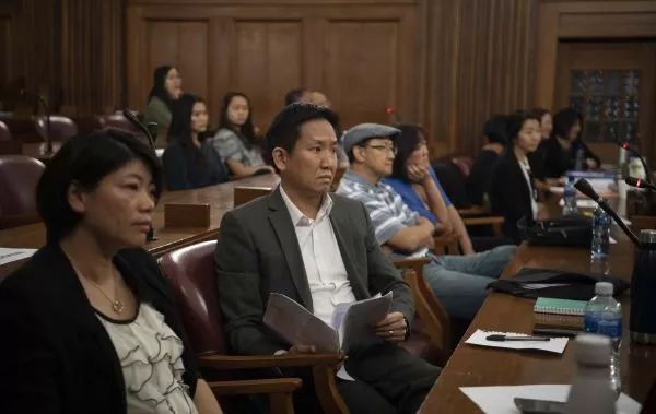 ▲11月25日,南非杜省中华公会主席潘明怡(中)在约翰内斯堡出席仇华言论案庭审。(全非新闻网)