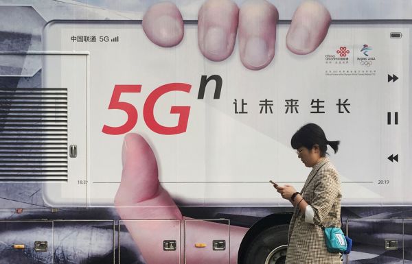 资料图片：北京一处5G车体广告。（路透社）