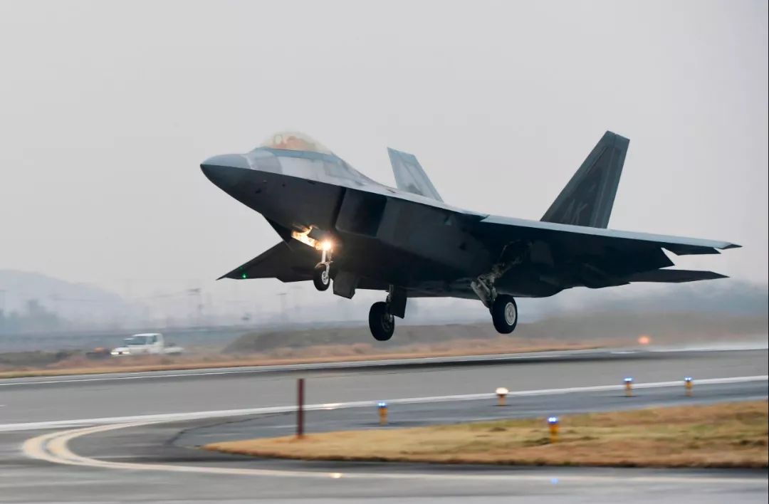 2017年12月4日,一架美国空军F-22“猛禽”战斗机在韩国光州空军基地起飞。新华社/法新