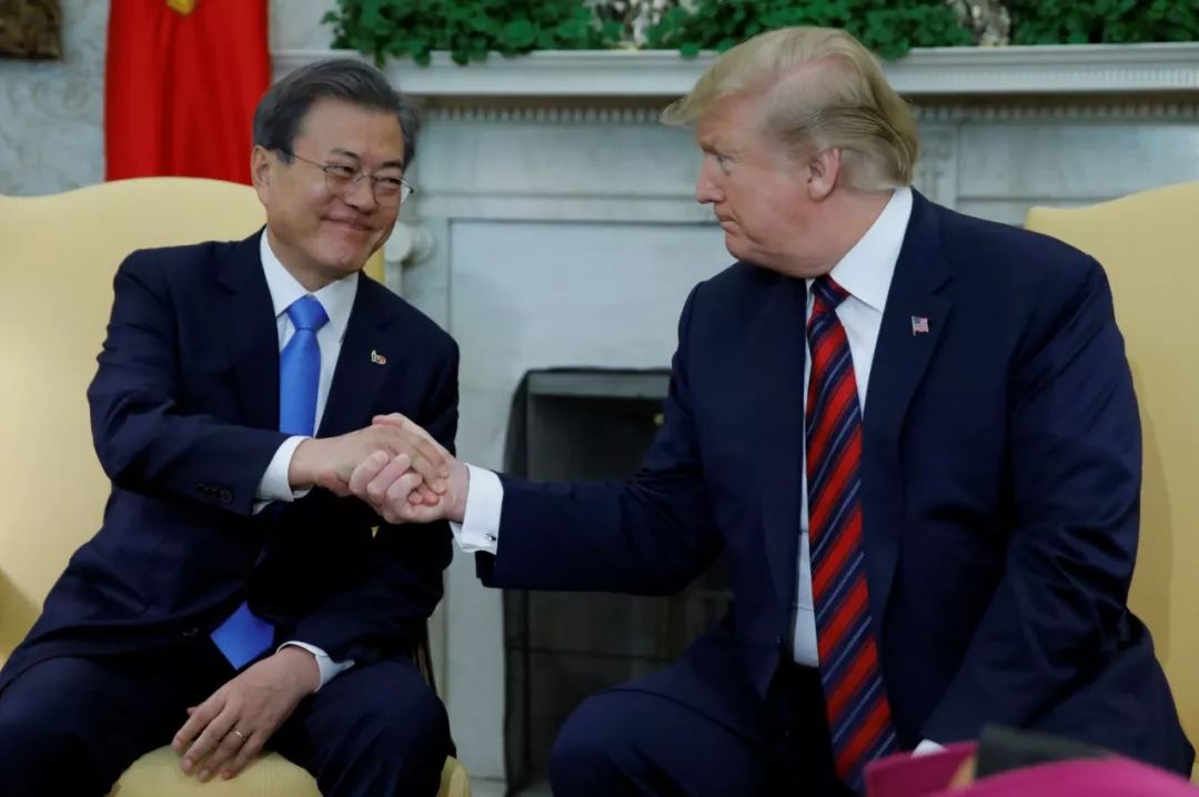 4月11日,在美国首都华盛顿,美国总统特朗普(右)与到访的韩国总统文在寅握手。新华社/路透