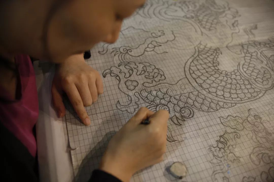 ▲一名织工在设计云锦图案纹样。(新华社)