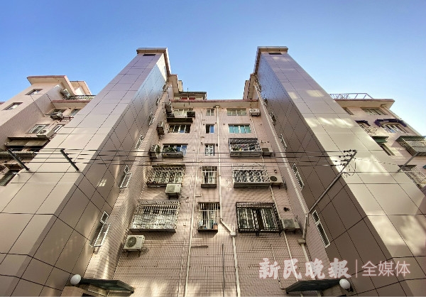  图说：五里桥街道恭房小区成为黄浦区第一个自主安装电梯的小区。新民晚报首席记者 刘歆 摄