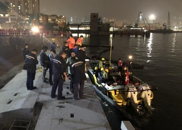 香港土瓜湾海面现双脚绑哑铃男尸 港警称可疑