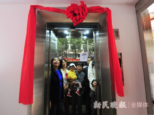  图说：普陀区兰苑公寓的居民们开心地乘坐刚安装竣工的观光电梯。杨建正 摄