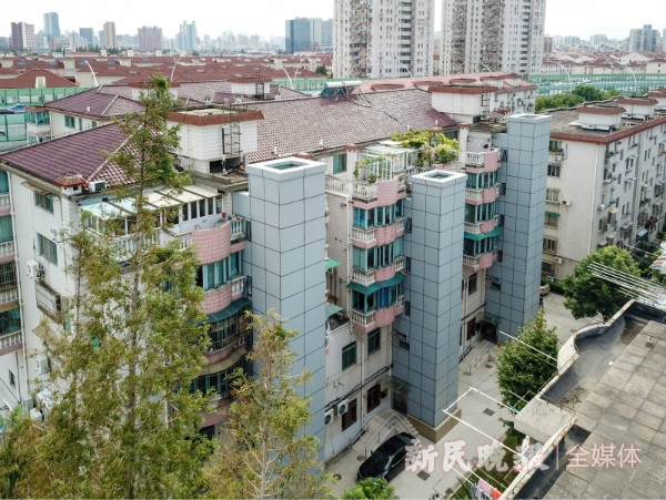 图说：位于汶水东路的东方公寓，是虹口区首批加装电梯的老公房。新民晚报记者 陈梦泽 摄