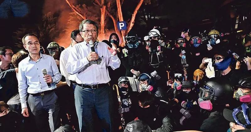  段崇智（左二）在11月与暴徒谈话，图自港媒