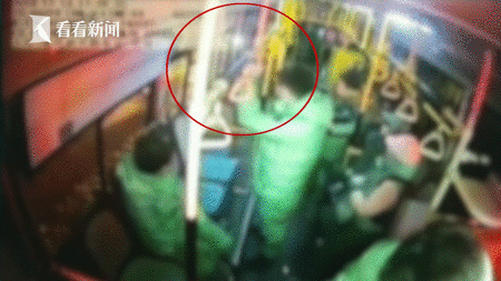 视频｜男子用安全锤砸破公交车窗"逃生" 下车就被抓了