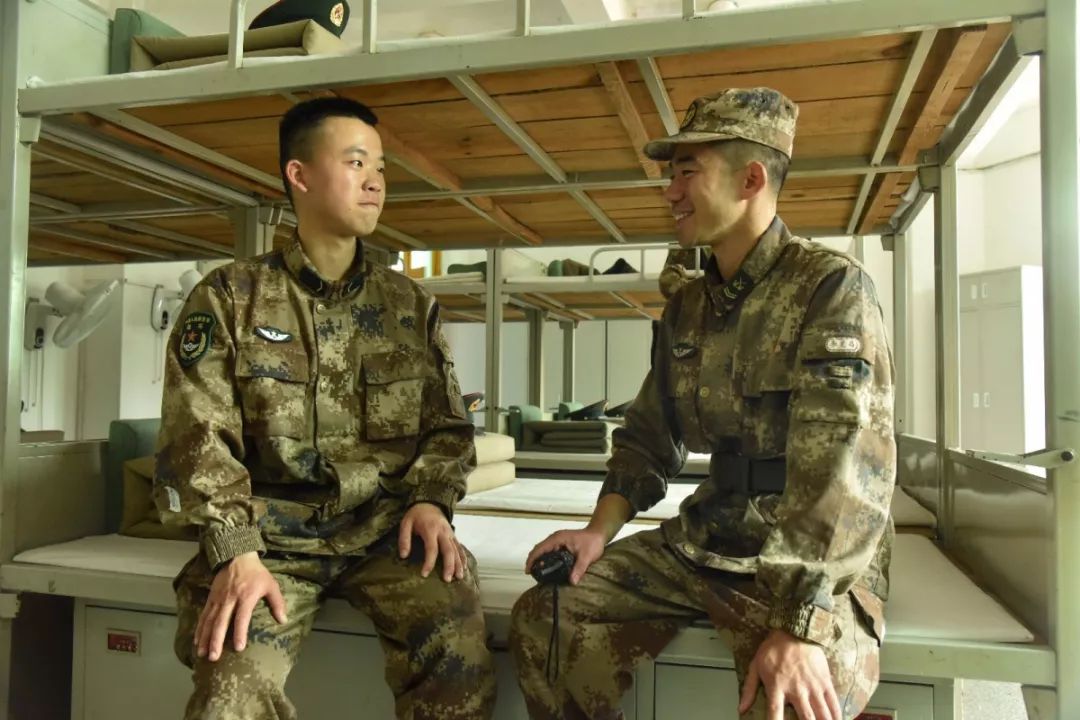 第73集团军首批新兵乘飞机下连!(附视频)