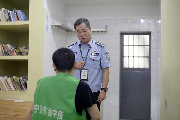  毛卓云对艾滋病在押人员进行疏导。