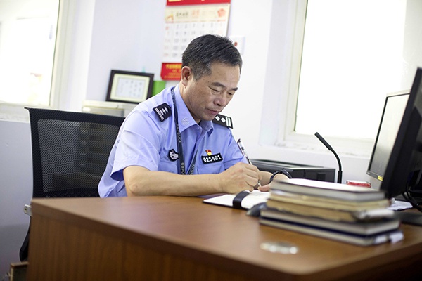  工作中的毛卓云。本文图片宁波市看守所提供