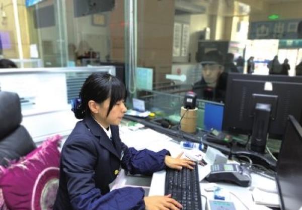 铁路春运售票开启以来，铁路部门已累计售出车票达1.02亿张。