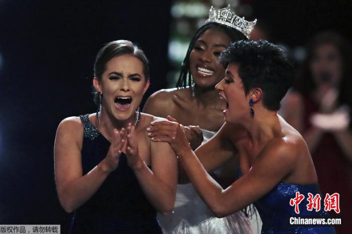 2020年“美利坚小姐”得主卡米尔·席瑞尔（左一）。