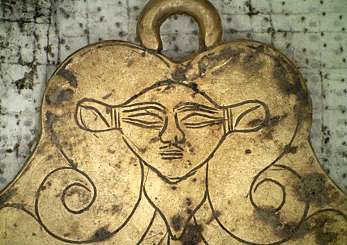  考古人员在墓穴中发现的古埃及女神护身符。（希腊文化部供图）