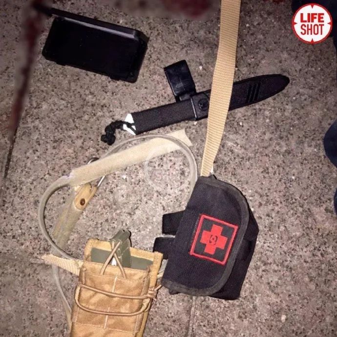 普京正在讲话 不远处一名枪手持步枪突然发动袭