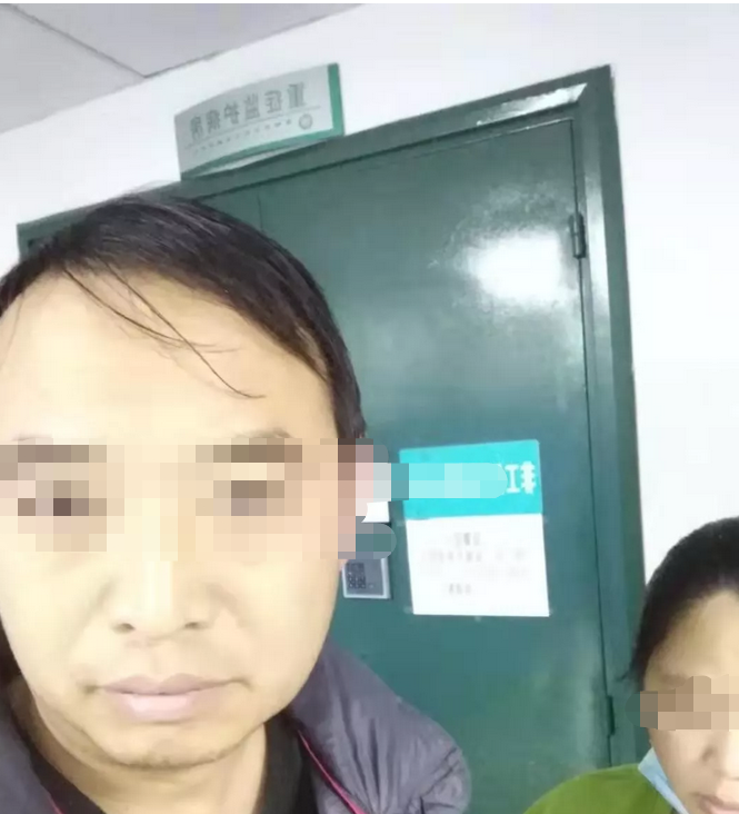 婴儿陈某某住在重症监护室,其父母在门外等待。受访者供图