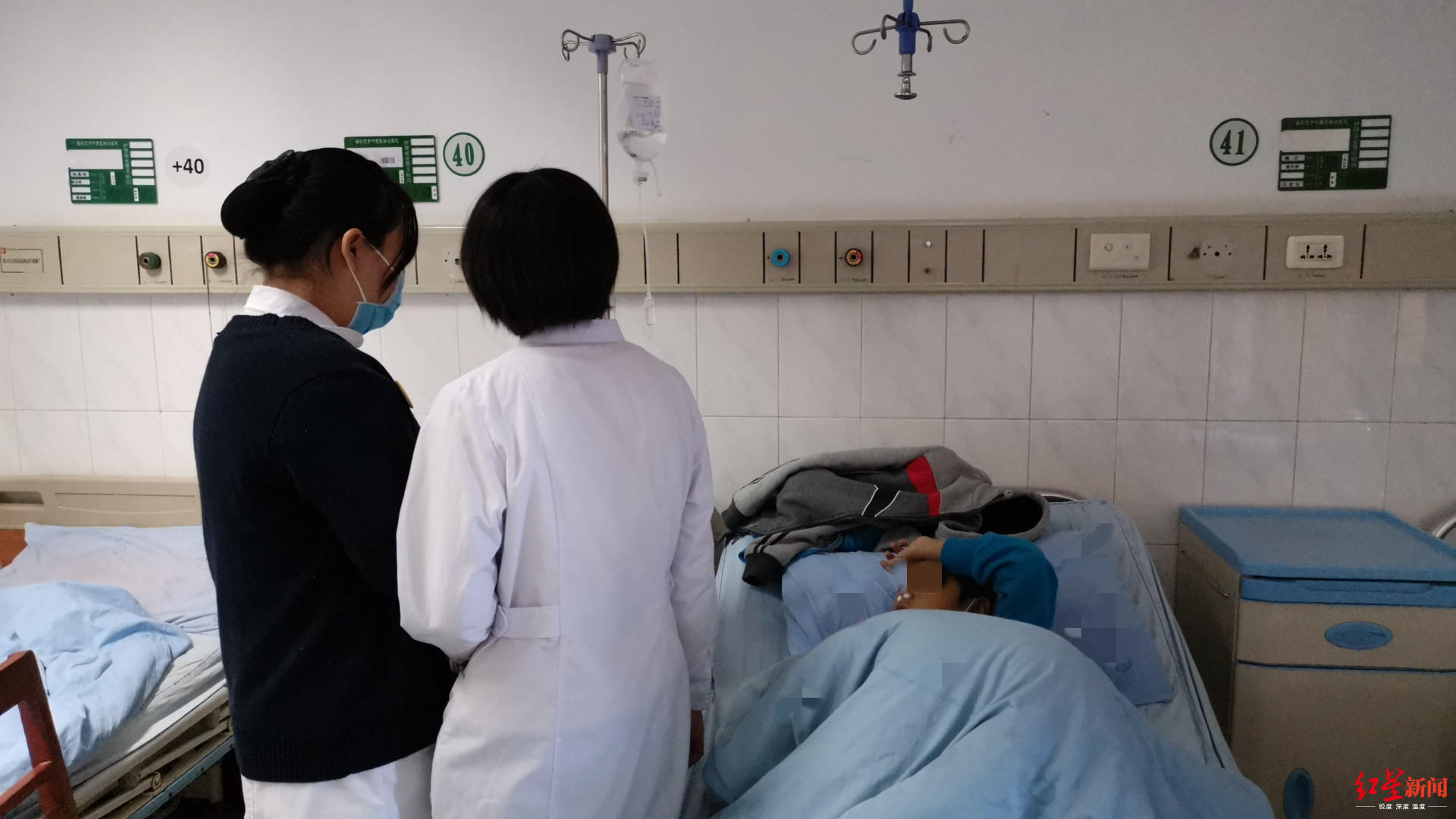 男孩患上罕见“吸血鬼症” 母亲:坚持治疗不放