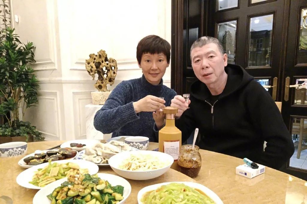 2018年12月22日,冬至,馮小剛和妻子徐帆喝酒、吃餃子(圖源微博@馮小剛)