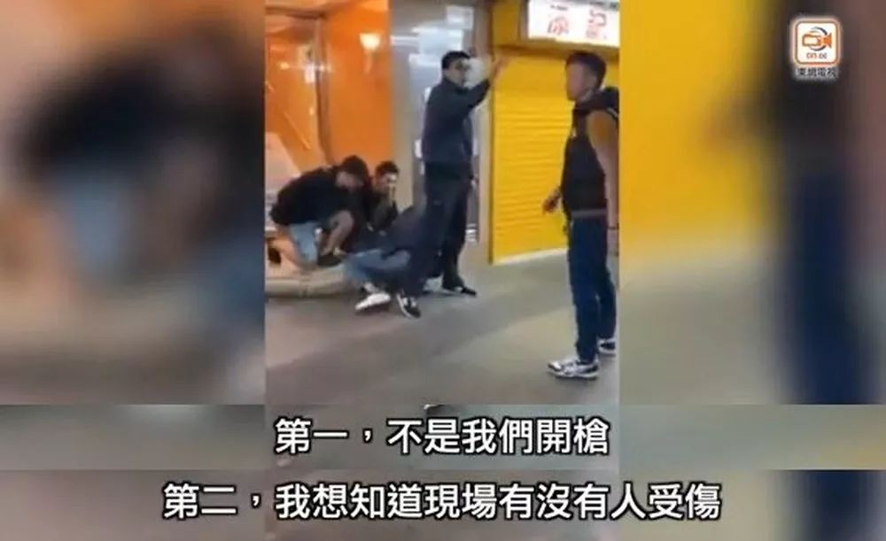 港警拘捕开枪暴徒时遭围攻 多人企图向警方“抢