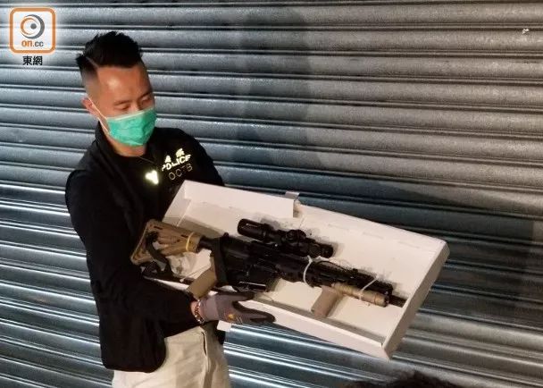 港警拘捕开枪暴徒时遭围攻 多人企图向警方“抢
