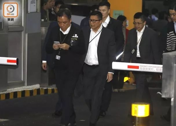 港警拘捕开枪暴徒时遭围攻 多人企图向警方“抢