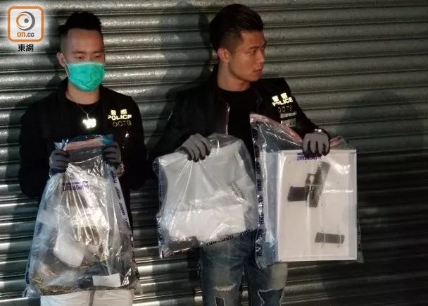 港警拘捕开枪暴徒时遭围攻 多人企图向警方“抢
