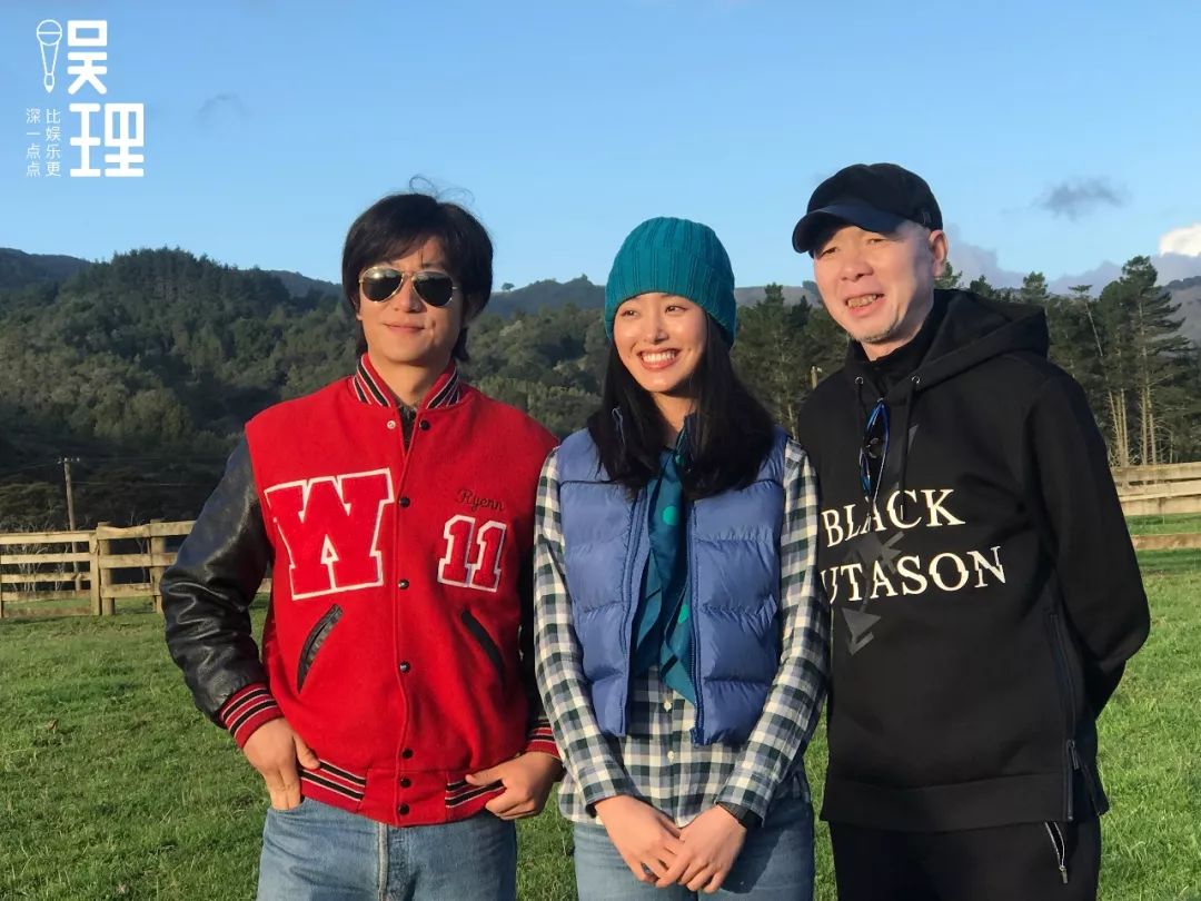 《只有蕓知道》新西蘭片場,黃軒、楊采鈺、馮小剛(攝影:楊晉亞)