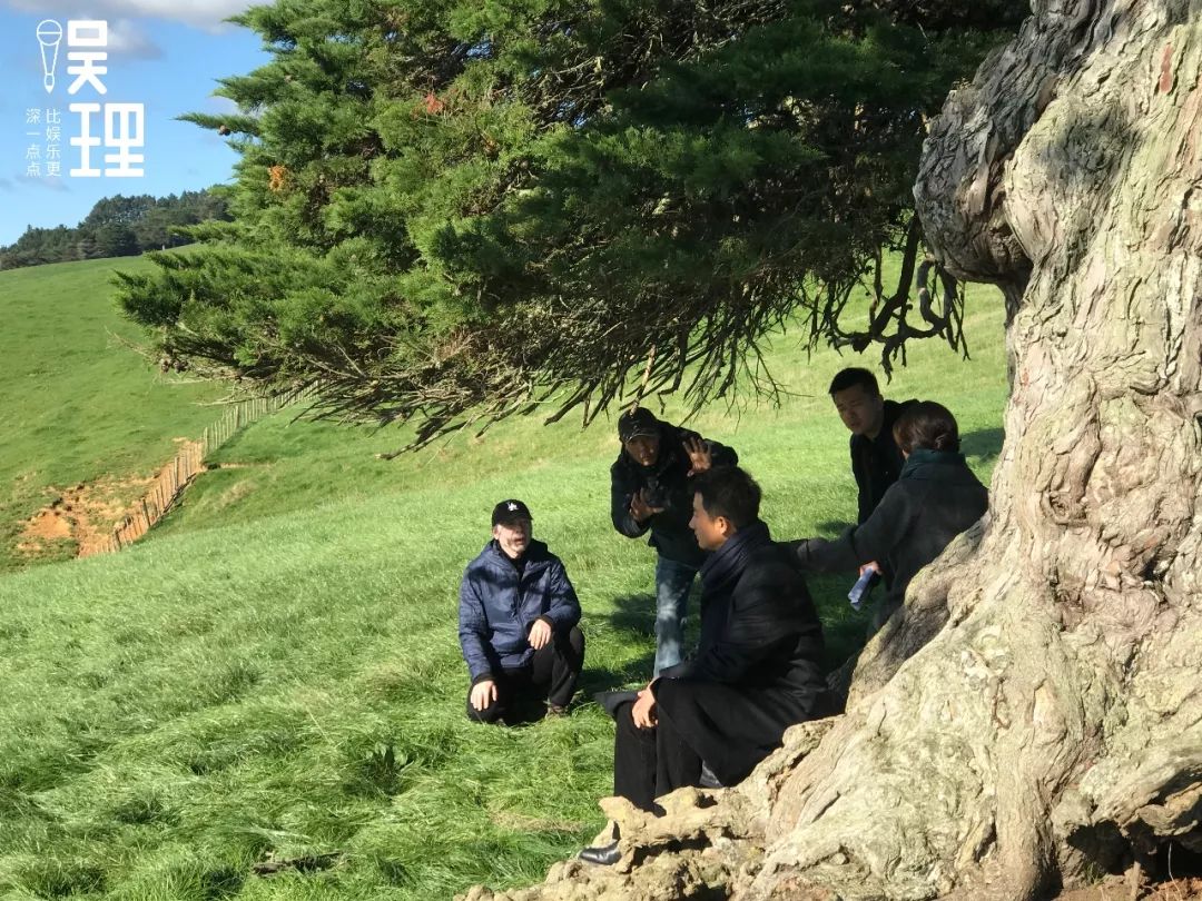 《只有蕓知道》新西蘭片場,馮小剛與趙小丁討論鏡頭調度(攝影:楊晉亞)