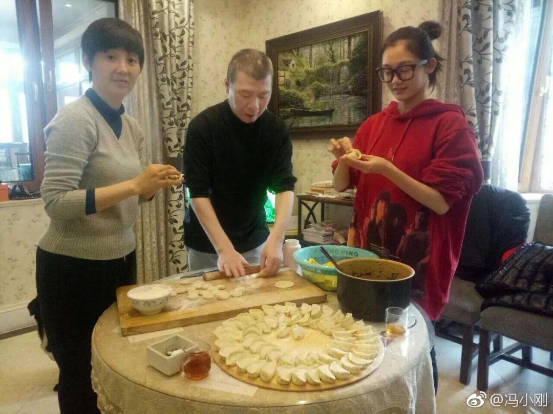 2018年2月,馮小剛與妻子徐帆,《芳華》主演苗苗一起包餃子(圖源微博@馮小剛)