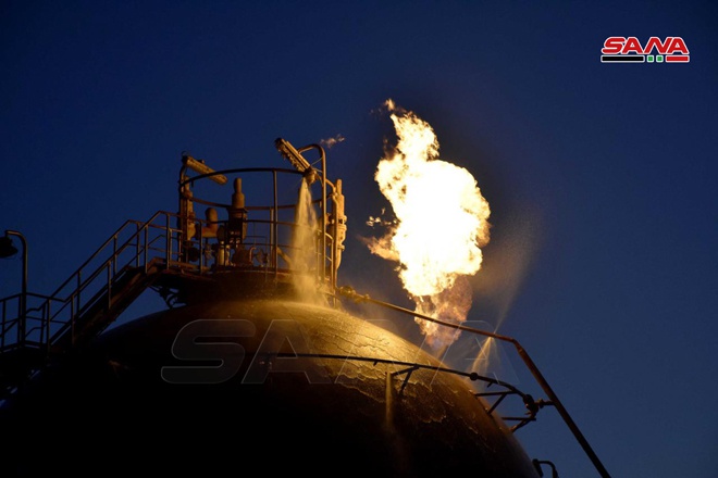 叙利亚中部多处石油天然气设施遭袭击起火