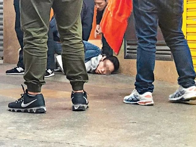 港警拘捕开枪暴徒时遭围攻 多人企图向警方“抢