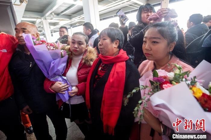  正在等候蒋萍前来的贾有锁一家。 韦亮 摄