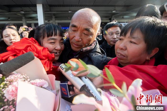  10时53分，蒋萍出站，一家人终于团聚了。 韦亮 摄